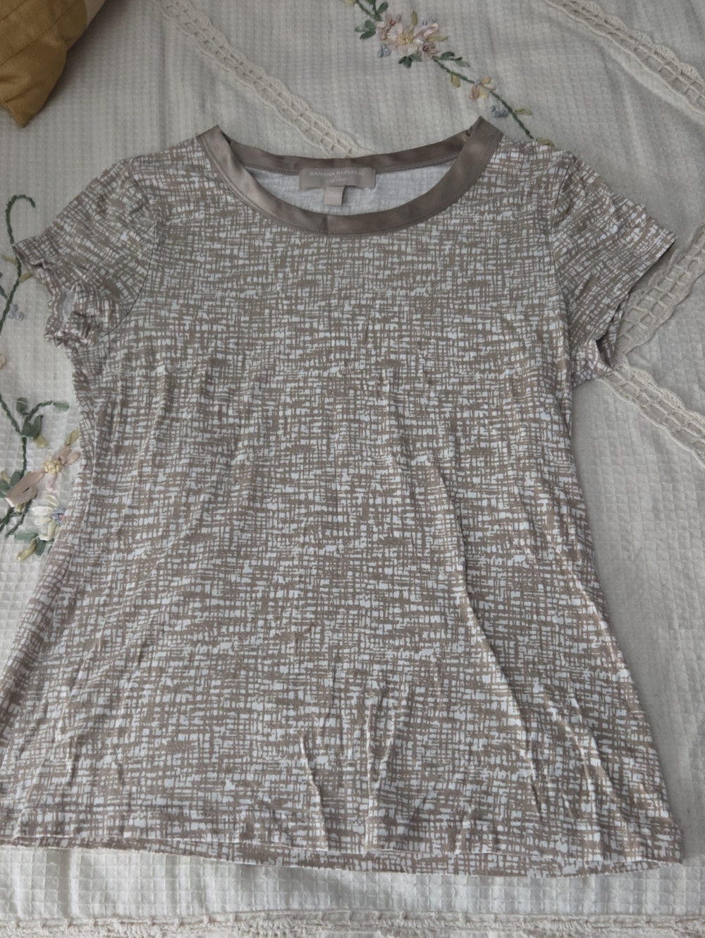 Banana Republic Taupe and White Short Sleeve Crewneck Tee
